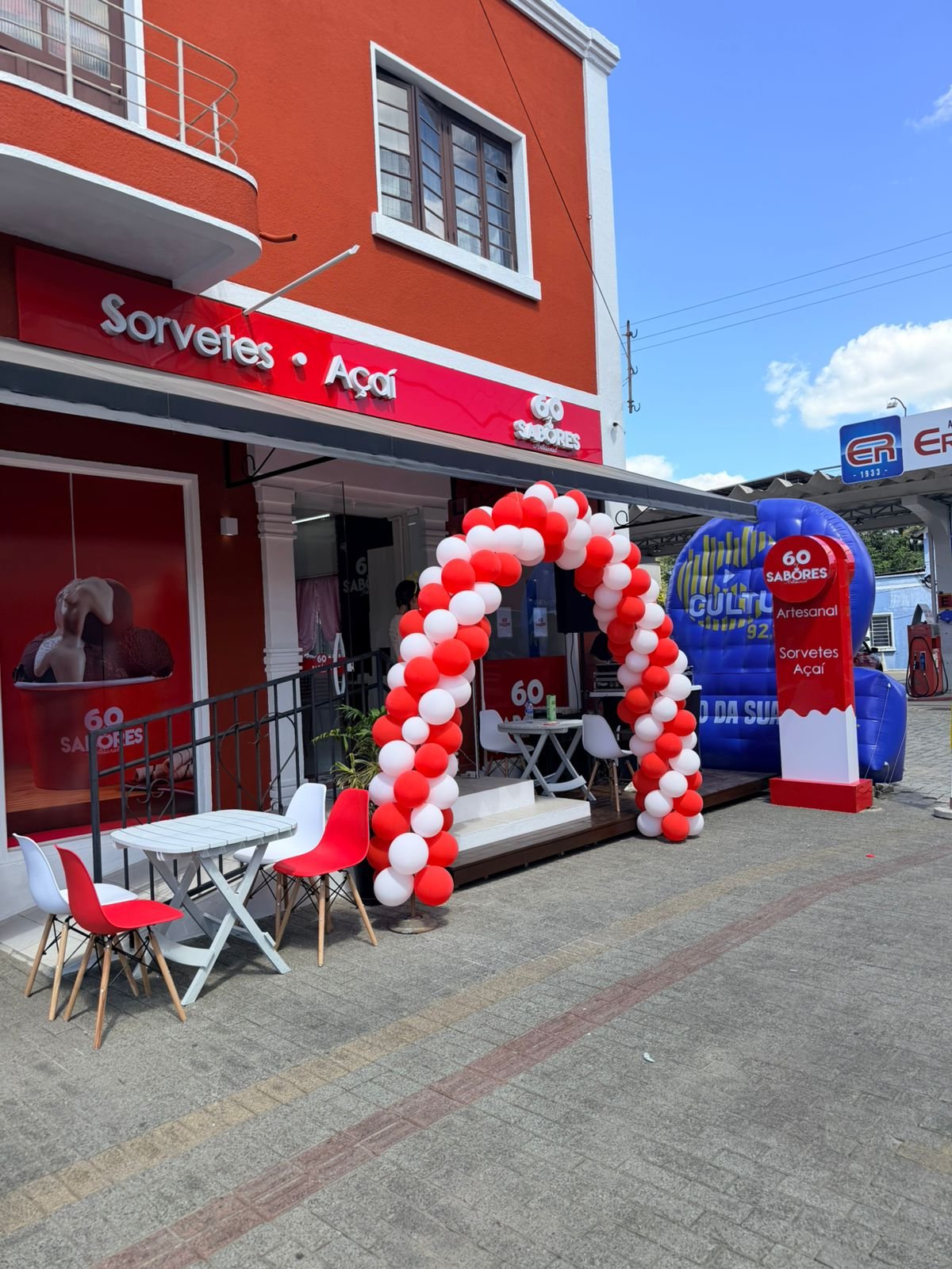 Unidade 60 Sabores em evento de inauguração com arco de balões